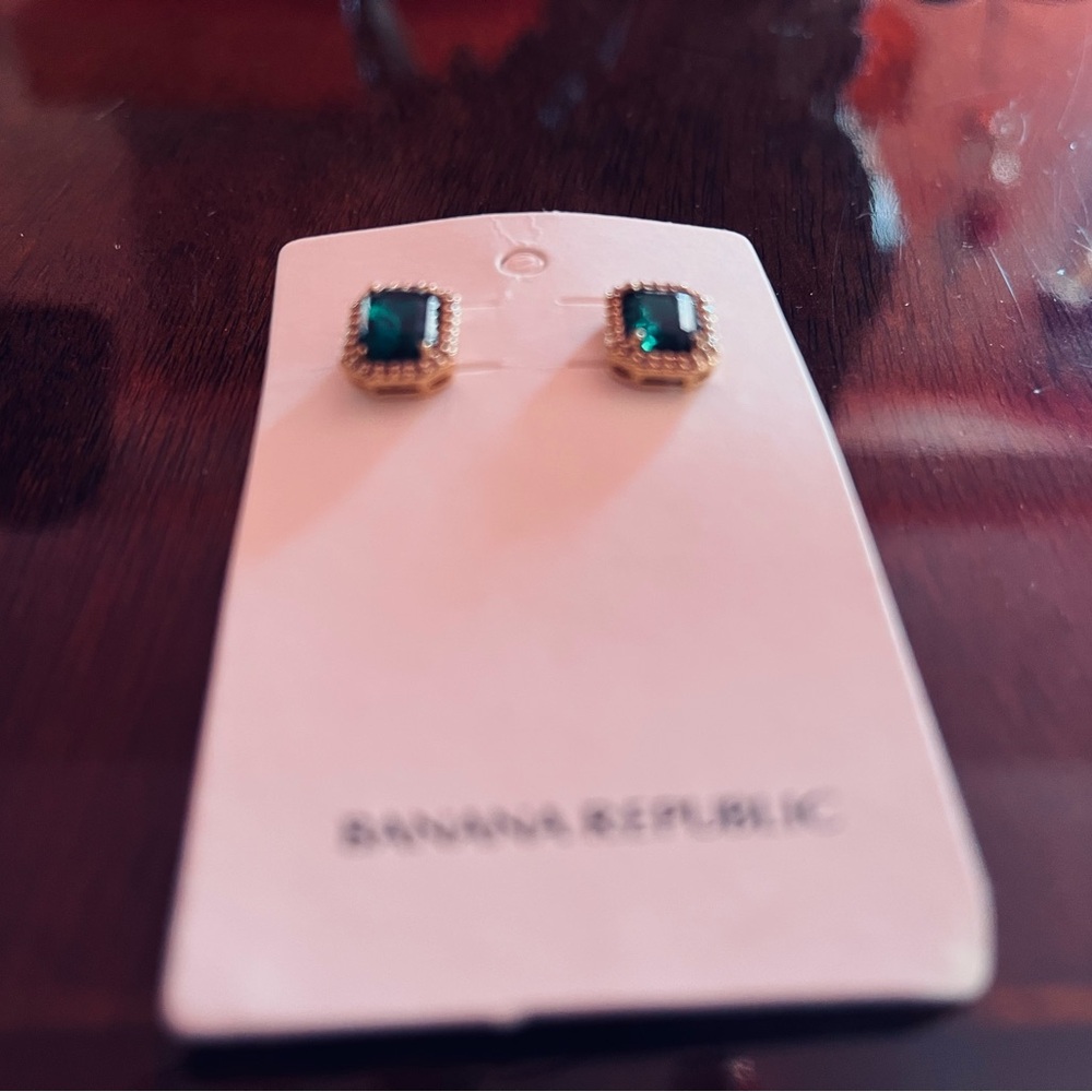 BANANA REPUBLIC EMERALD GREEN RHINESTONE/ CZ PIERCED EARRINGS. NEW! - Picture 4 of 5